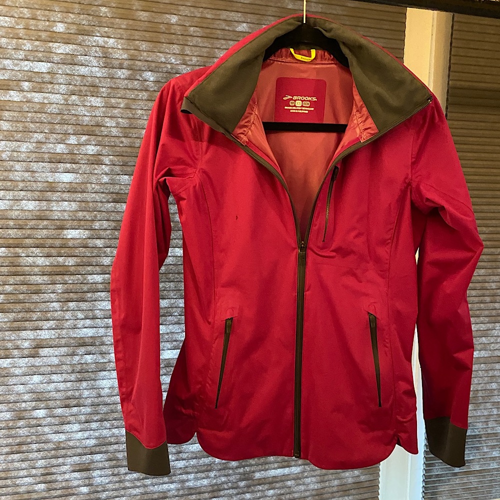 Brooks Run Happy Jacket with hood